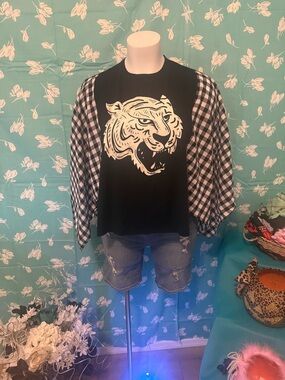 Black Graphic Tiger Tee with Black & White Plaid Kimono